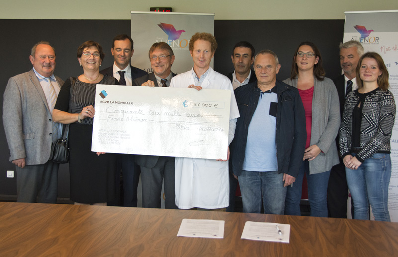 AGR2 La Mondiale remet un chèque de 56 000 € pour le projet sur la DMLA