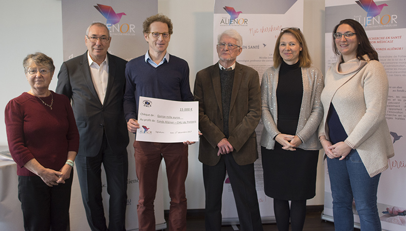 L’Association DMLA (dégénérescence maculaire liée à l’âge) a remis un chèque de 15 000 euros au fonds Aliénor, le 1er décembre, au CHU de Poitiers.